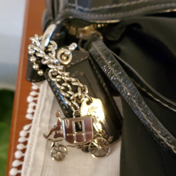 Signature Coach - Picture 7 of 9